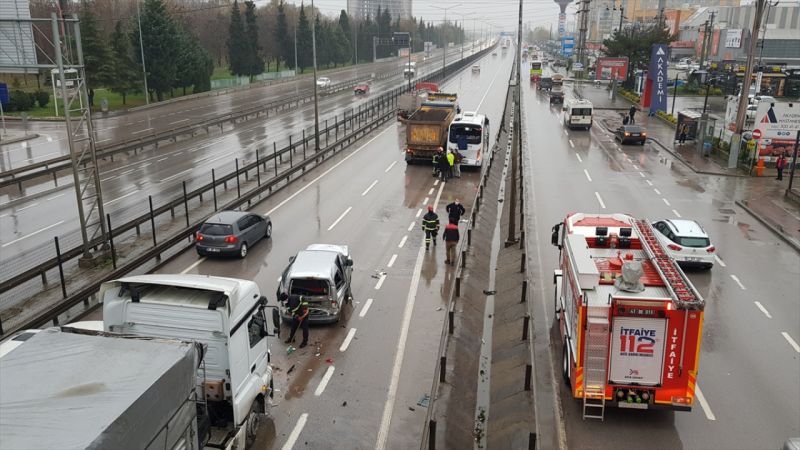 Kocaeli'de 5 aracın karıştığı zincirleme trafik kazası: 8 yaralı 20