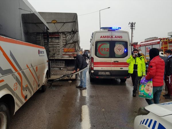 Kocaeli'de 5 aracın karıştığı zincirleme trafik kazası: 8 yaralı 23