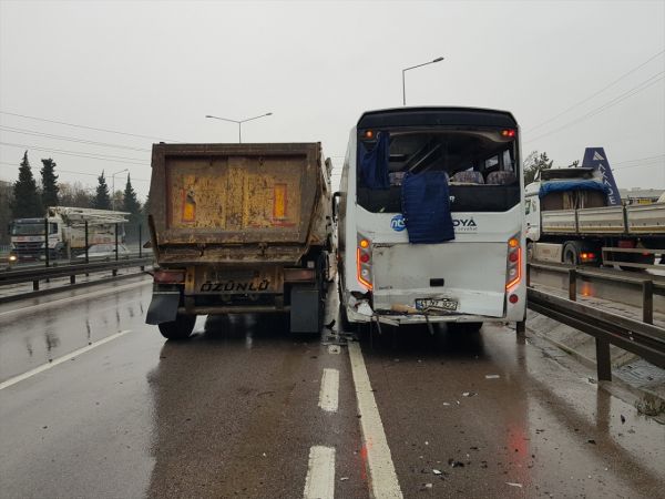 Kocaeli'de 5 aracın karıştığı zincirleme trafik kazası: 8 yaralı 26