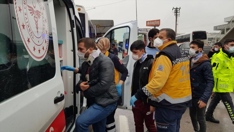 Kocaeli'de 5 aracın karıştığı zincirleme trafik kazası: 8 yaralı 35