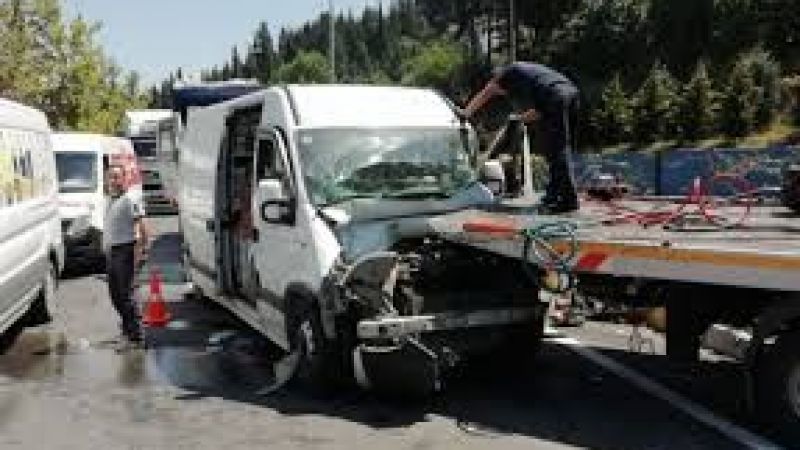 Kocaeli'de 5 aracın karıştığı zincirleme trafik kazası: 8 yaralı 1