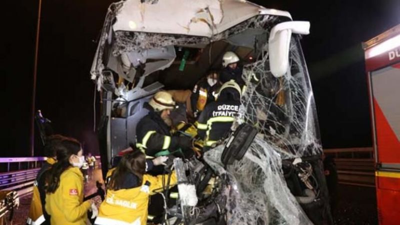 Anadolu Otoyolu'nda yolcu otobüsü kamyona çarptı: 1 ölü, 15 yaralı 2
