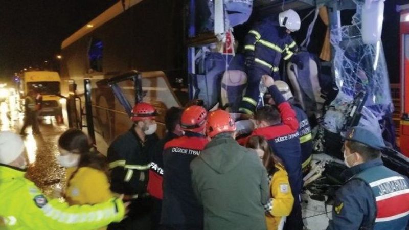 Anadolu Otoyolu'nda yolcu otobüsü kamyona çarptı: 1 ölü, 15 yaralı 1