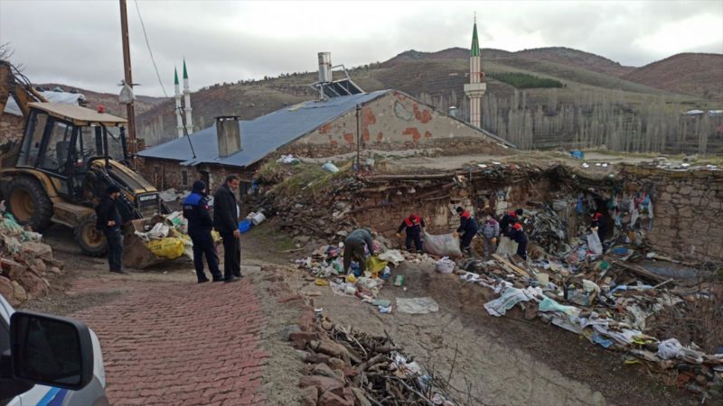 Konya'da bir ev ve bahçesinden 4 kamyon çöp çıkarıldı 1
