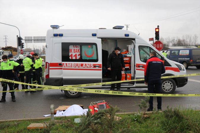 Düzce'de ambulansla otomobil çarpıştı: 1 ölü, 2 yaralı 2
