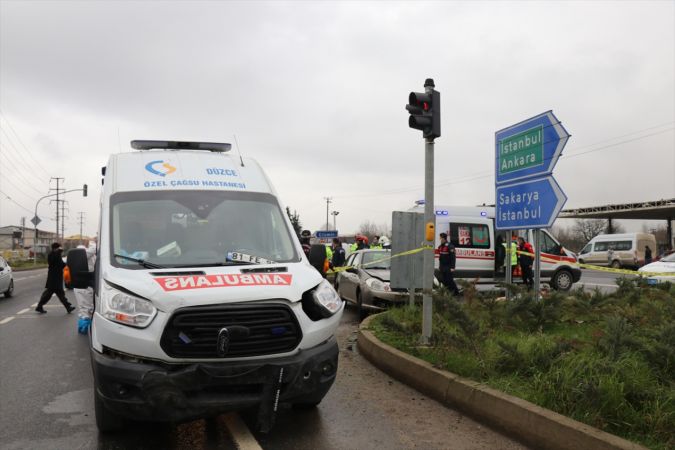 Düzce'de ambulansla otomobil çarpıştı: 1 ölü, 2 yaralı 3