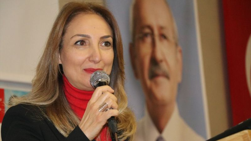 CHP Kadın Kolları Genel Başkanı Aylin Nazlıaka, partiye katılan kadınlara rozet taktı 5