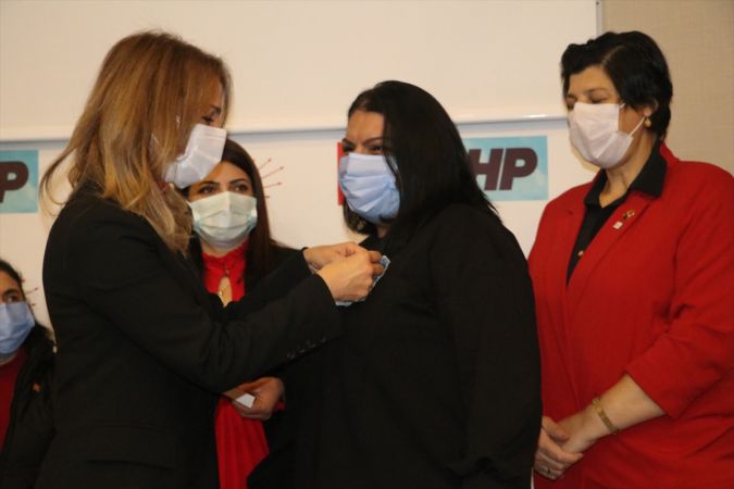 CHP Kadın Kolları Genel Başkanı Aylin Nazlıaka, partiye katılan kadınlara rozet taktı 3