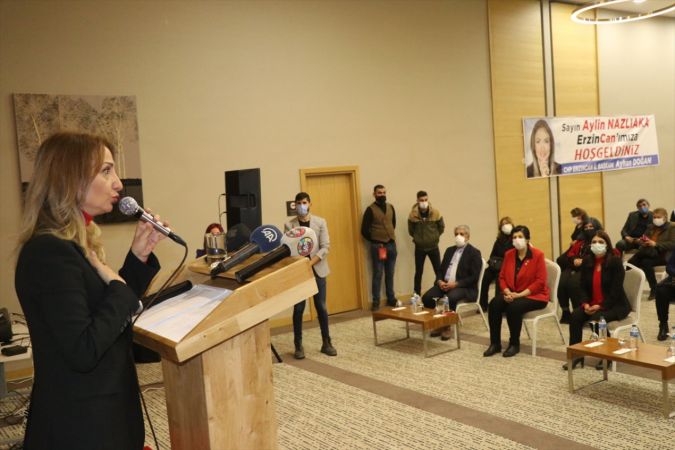 CHP Kadın Kolları Genel Başkanı Aylin Nazlıaka, partiye katılan kadınlara rozet taktı 4
