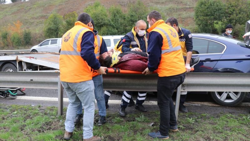 Anadolu Otoyolu'nda kaza yapan araçta sıkışan sürücü kurtarıldı 1
