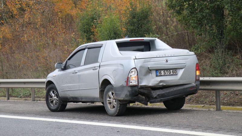 Anadolu Otoyolu'nda kaza yapan araçta sıkışan sürücü kurtarıldı 2