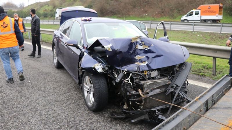 Anadolu Otoyolu'nda kaza yapan araçta sıkışan sürücü kurtarıldı 3