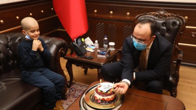 Cumhurbaşkanı Erdoğan'ın tedavisini üstlendiği küçük Taha'ya doğum günü sürprizi 4