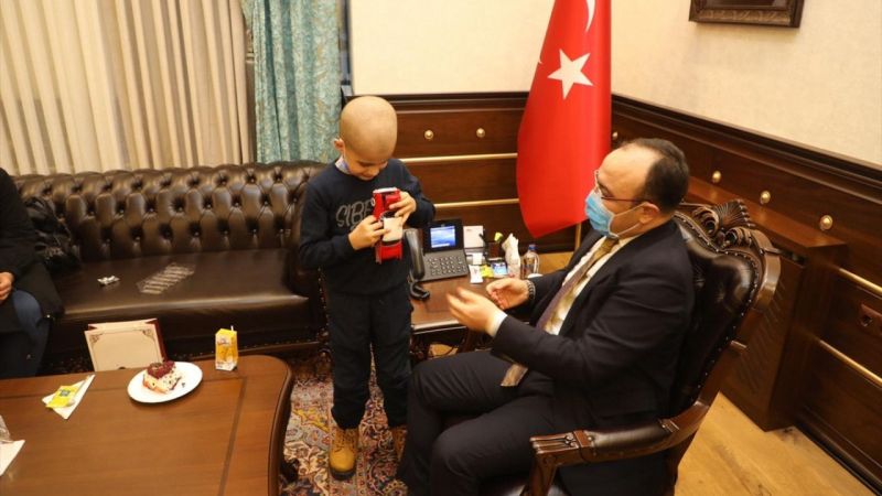 Cumhurbaşkanı Erdoğan'ın tedavisini üstlendiği küçük Taha'ya doğum günü sürprizi 3