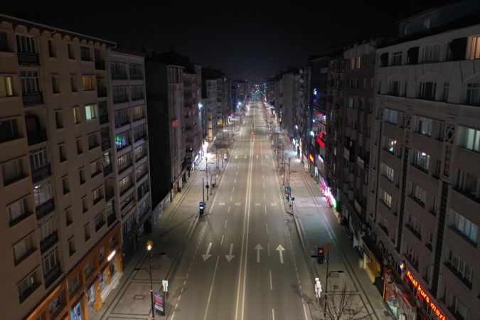 Sivas'ta sokağa çıkma kısıtlaması nedeniyle cadde ve sokaklarda sessizlik hakim 7