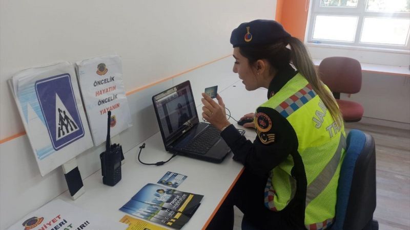 Mersin'de jandarma, öğrencilere internet üzerinden trafik eğitimi verdi 3