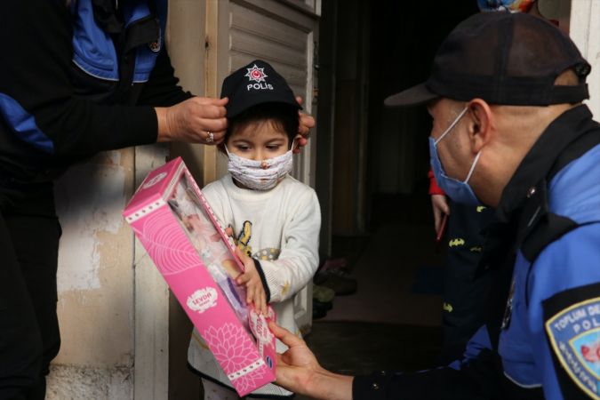 Adana'da polisten 3 yaşına giren çocuğa sürpriz doğum günü kutlaması 1