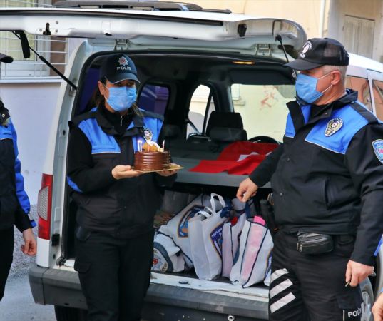 Adana'da polisten 3 yaşına giren çocuğa sürpriz doğum günü kutlaması 2