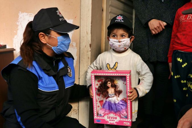 Adana'da polisten 3 yaşına giren çocuğa sürpriz doğum günü kutlaması 3