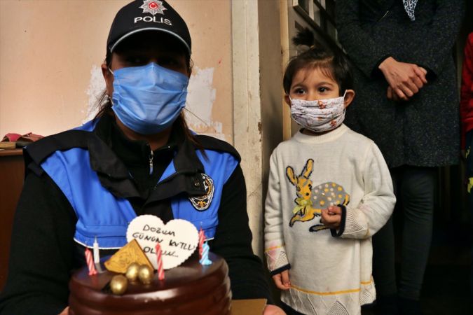 Adana'da polisten 3 yaşına giren çocuğa sürpriz doğum günü kutlaması 4