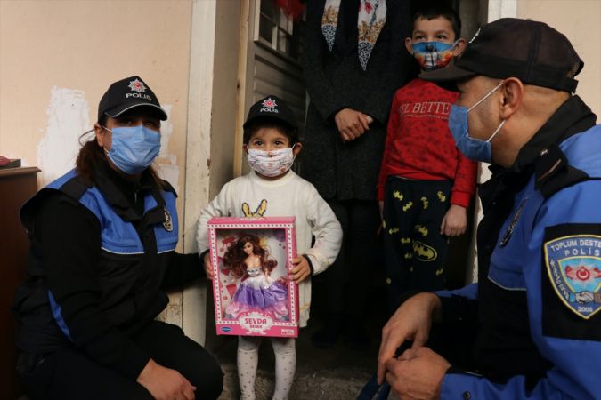 Adana'da polisten 3 yaşına giren çocuğa sürpriz doğum günü kutlaması 5