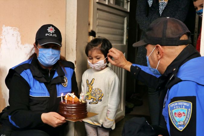 Adana'da polisten 3 yaşına giren çocuğa sürpriz doğum günü kutlaması 6