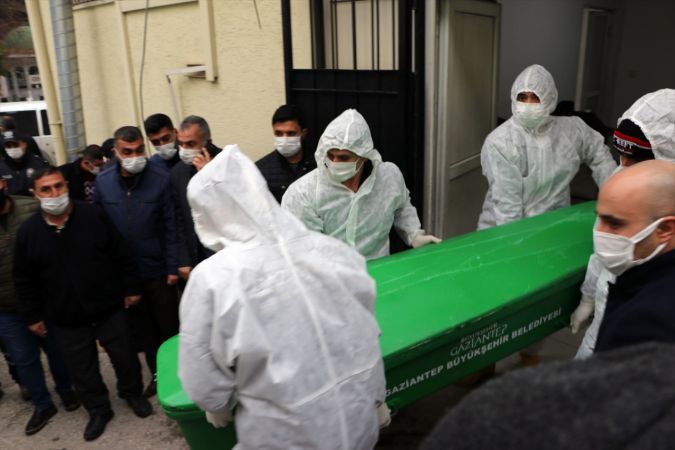Gaziantep'te hastanede çıkan yangında ölenlerin cenazeleri ailelerine teslim ediliyor 1