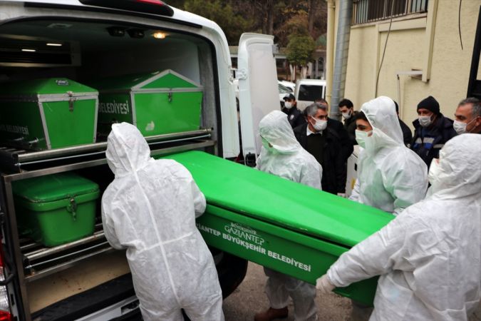Gaziantep'te hastanede çıkan yangında ölenlerin cenazeleri ailelerine teslim ediliyor 7