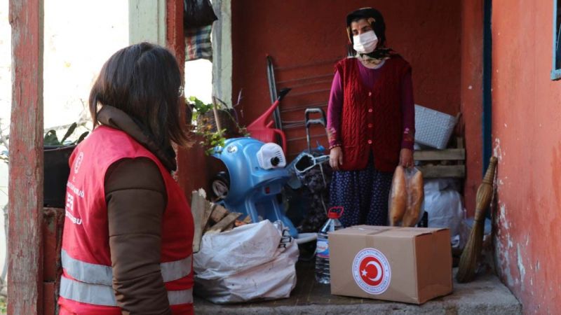 Sultanbeyli'de sokağa çıkma kısıtlamasında 65 yaş ve üstü vatandaşlara yardım eli 1