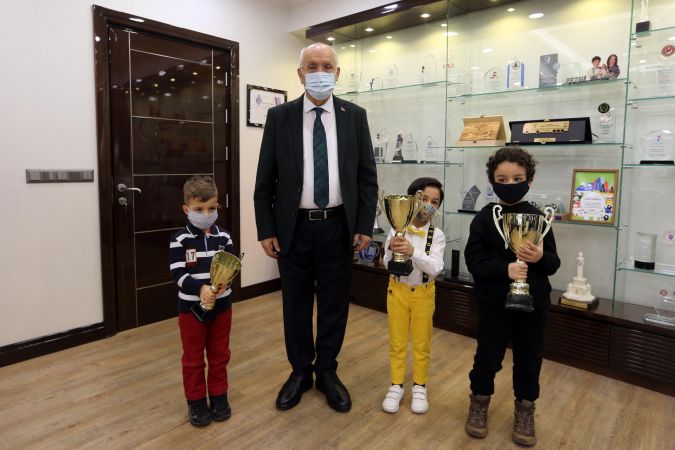 Ankara Yenimahalle'de maske tasarım yarışmasının galipleri ödüllerini aldı 1