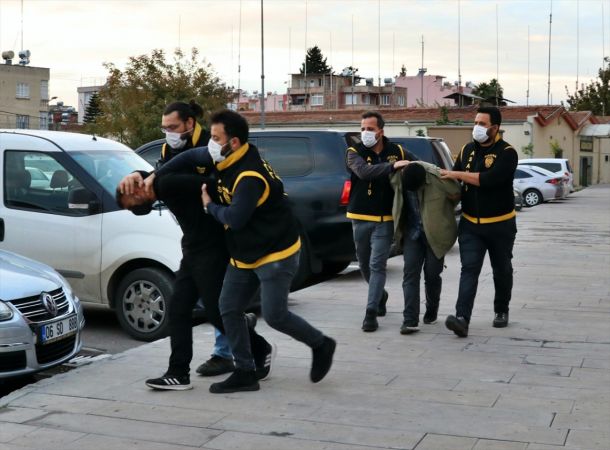 Adana'da silahlı kavgaya karışıp çaldıkları otomobille kaçan iki şüpheli tutuklandı 1
