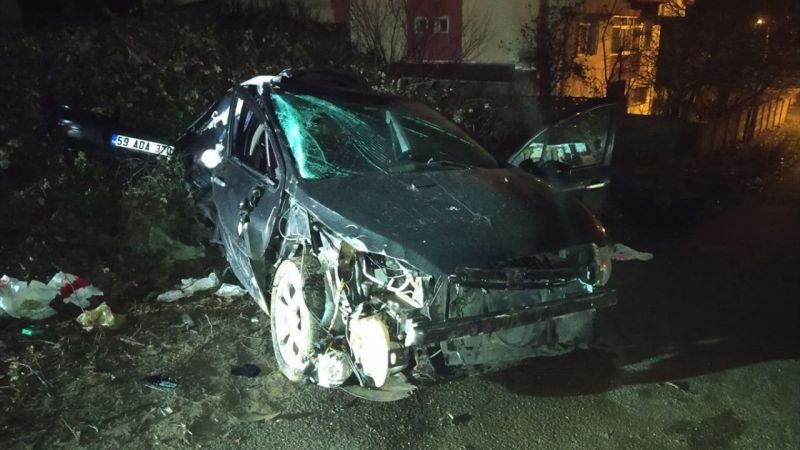 Tekirdağ'da elektrik direğine çarpan otomobilin sürücüsü öldü 4