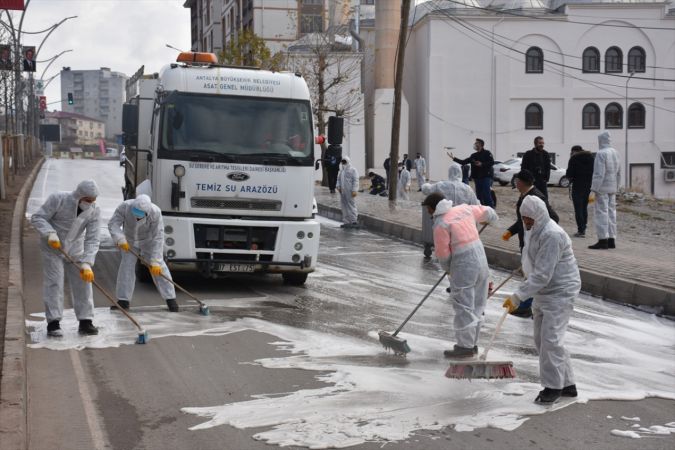 Şırnak Belediyesi cadde ve sokaklarında dezenfeksiyon çalışması yapıldı 8
