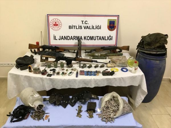 Bitlis'te PKK'lı teröristlere ait silah ve mühimmat ele geçirildi 12