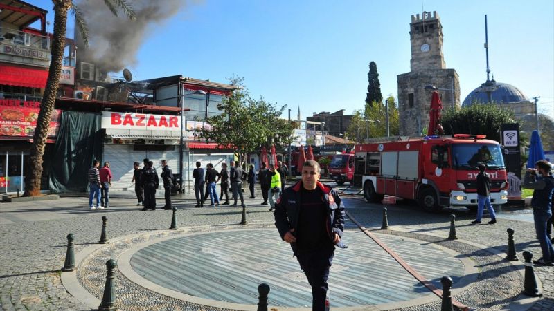 Antalya'da restoranın çatı katında çıkan yangın hasara yol açtı 1