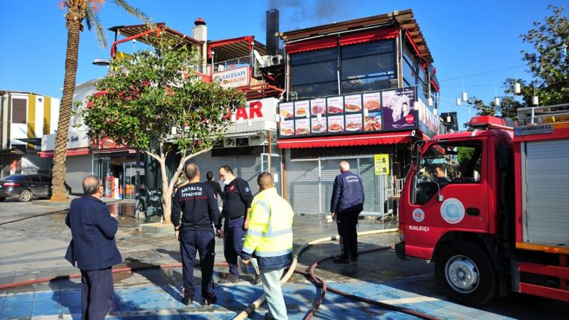 Antalya'da restoranın çatı katında çıkan yangın hasara yol açtı 2