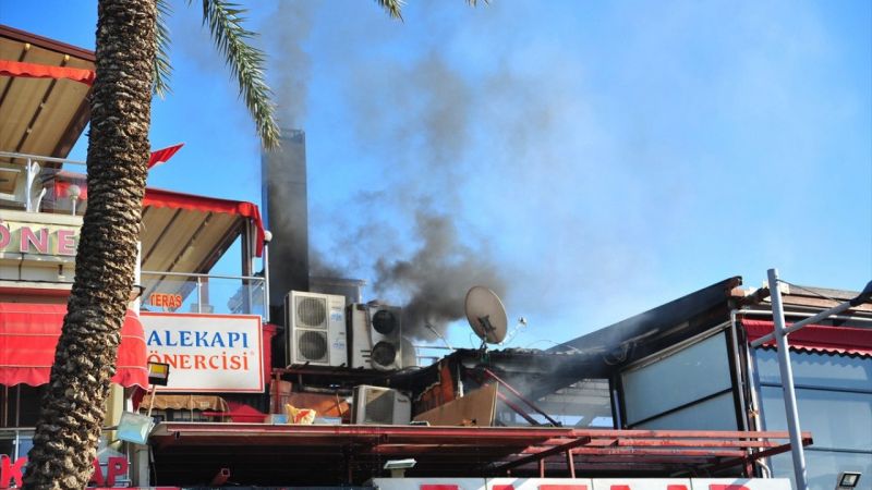 Antalya'da restoranın çatı katında çıkan yangın hasara yol açtı 3