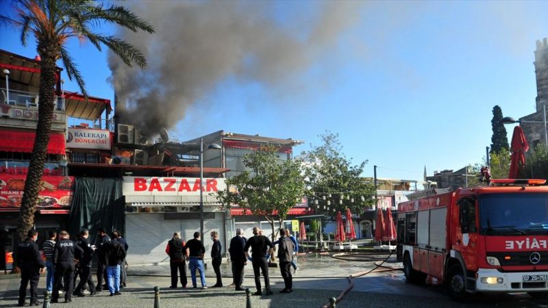 Antalya'da restoranın çatı katında çıkan yangın hasara yol açtı 4