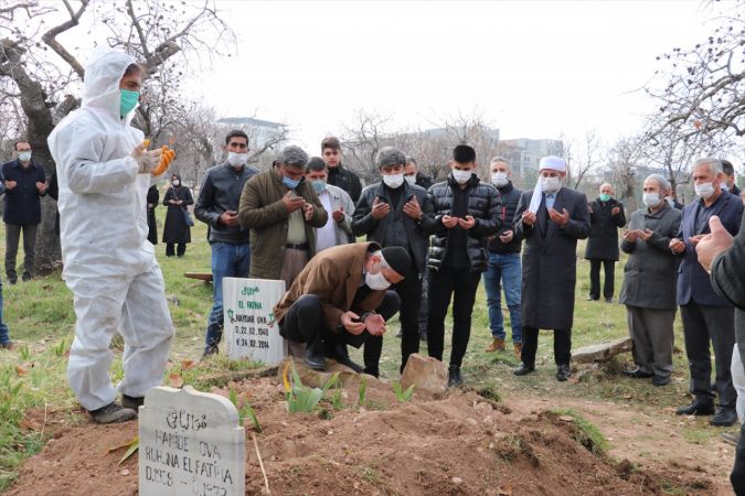 Gaziantep'te hastanede çıkan yangında hayatını kaybeden Mehmet Reşit Seydanoğlu toprağa verildi 2
