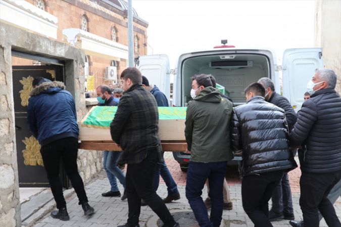 Gaziantep'te hastanede çıkan yangında hayatını kaybeden Mehmet Reşit Seydanoğlu toprağa verildi 9