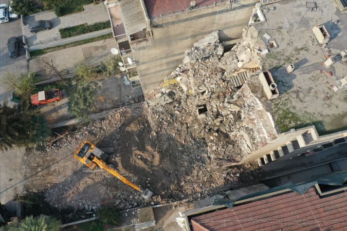 İzmir'de deprem öncesinde yan yatan binanın yıkım çalışmaları başladı 1