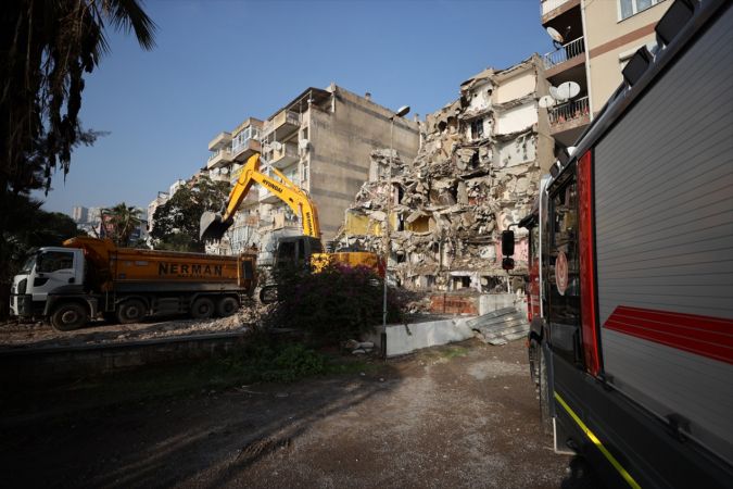 İzmir'de deprem öncesinde yan yatan binanın yıkım çalışmaları başladı 2