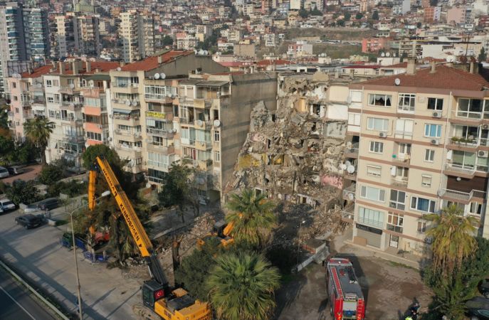 İzmir'de deprem öncesinde yan yatan binanın yıkım çalışmaları başladı 3