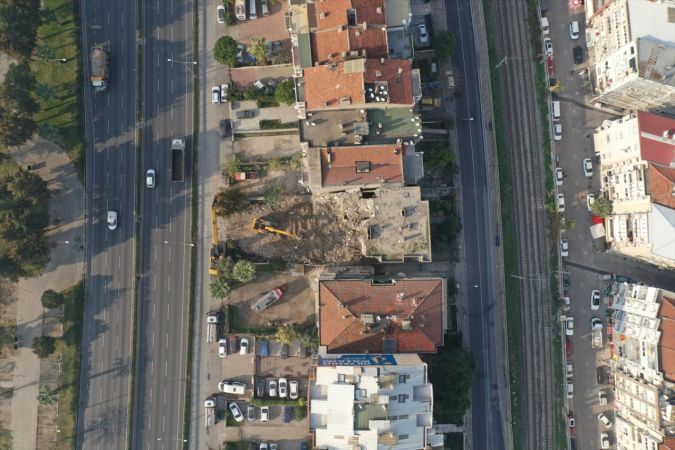 İzmir'de deprem öncesinde yan yatan binanın yıkım çalışmaları başladı 4