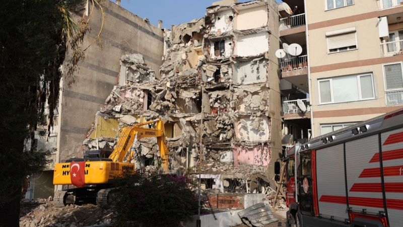 İzmir'de deprem öncesinde yan yatan binanın yıkım çalışmaları başladı 11