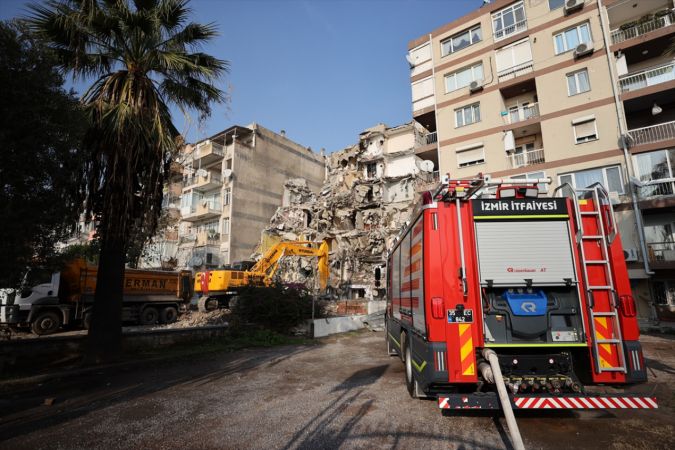 İzmir'de deprem öncesinde yan yatan binanın yıkım çalışmaları başladı 5