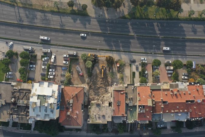 İzmir'de deprem öncesinde yan yatan binanın yıkım çalışmaları başladı 6
