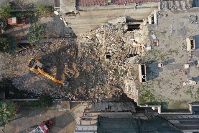 İzmir'de deprem öncesinde yan yatan binanın yıkım çalışmaları başladı 7