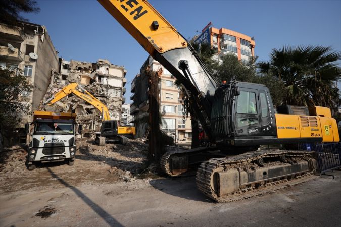 İzmir'de deprem öncesinde yan yatan binanın yıkım çalışmaları başladı 8