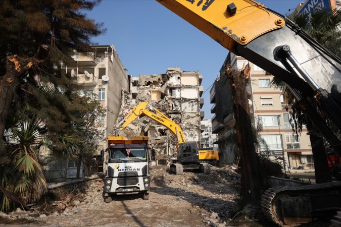 İzmir'de deprem öncesinde yan yatan binanın yıkım çalışmaları başladı 9